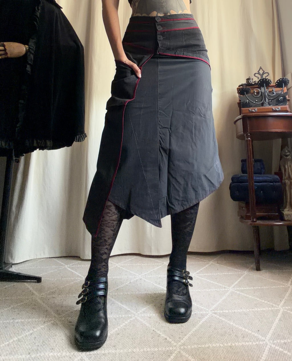 Jupe midi noir/gris anthracite asymétrique et coutures bordeaux - Taille S