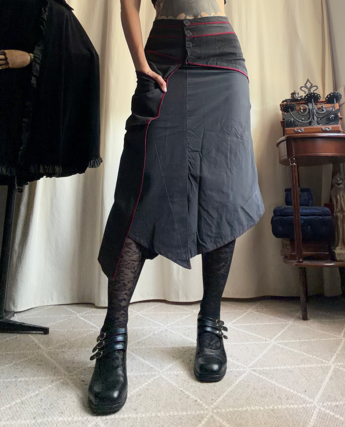 Jupe midi noir/gris anthracite asymétrique et coutures bordeaux - Taille S