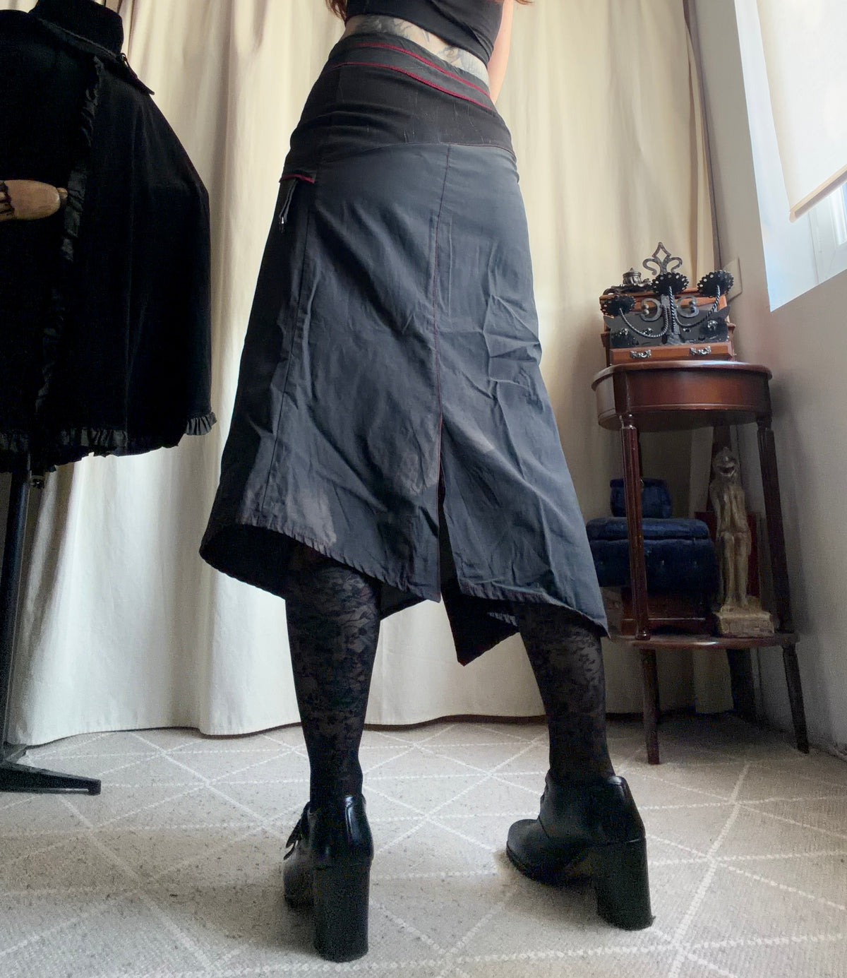 Jupe midi noir/gris anthracite asymétrique et coutures bordeaux - Taille S