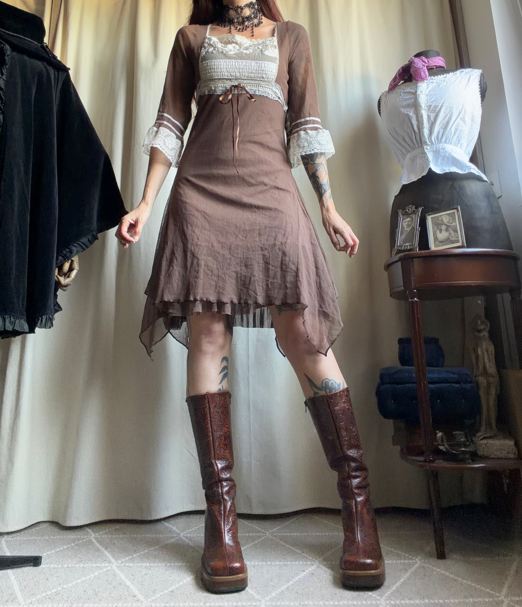 Robe marron asymétrique à dentelle écrue style fairygrunge whimsigoth 00s - taille S/M