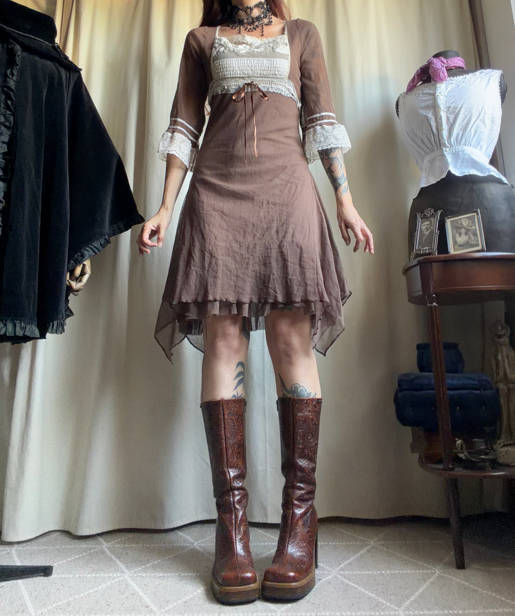 Robe marron asymétrique à dentelle écrue style fairygrunge whimsigoth 00s - taille S/M