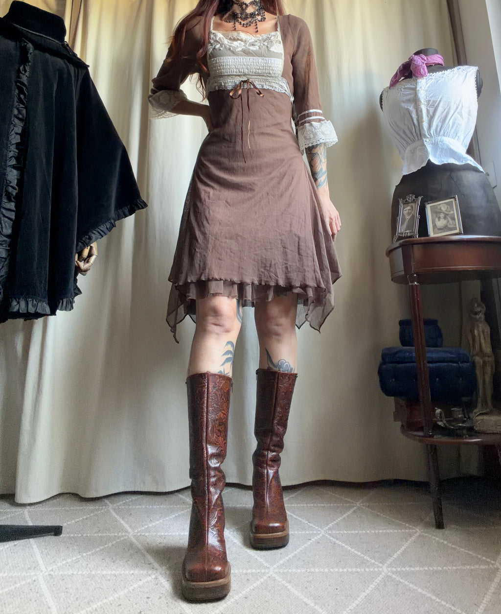Robe marron asymétrique à dentelle écrue style fairygrunge whimsigoth 00s - taille S/M