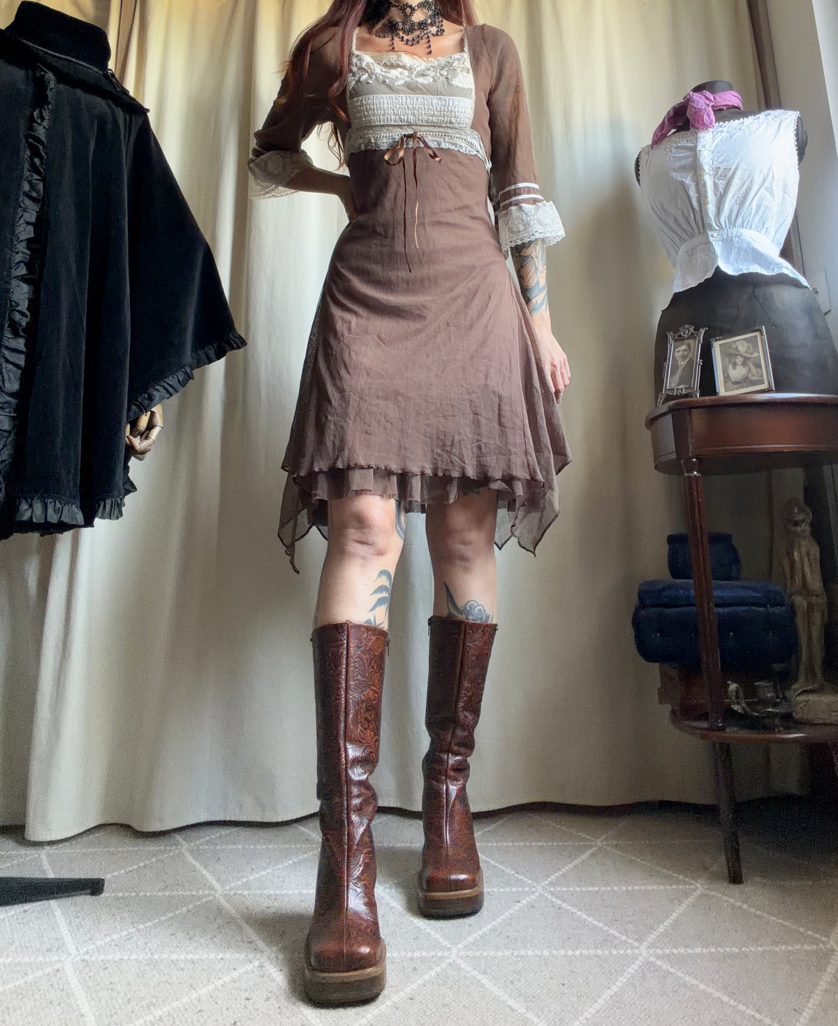 Robe marron asymétrique à dentelle écrue style fairygrunge whimsigoth 00s - taille S/M