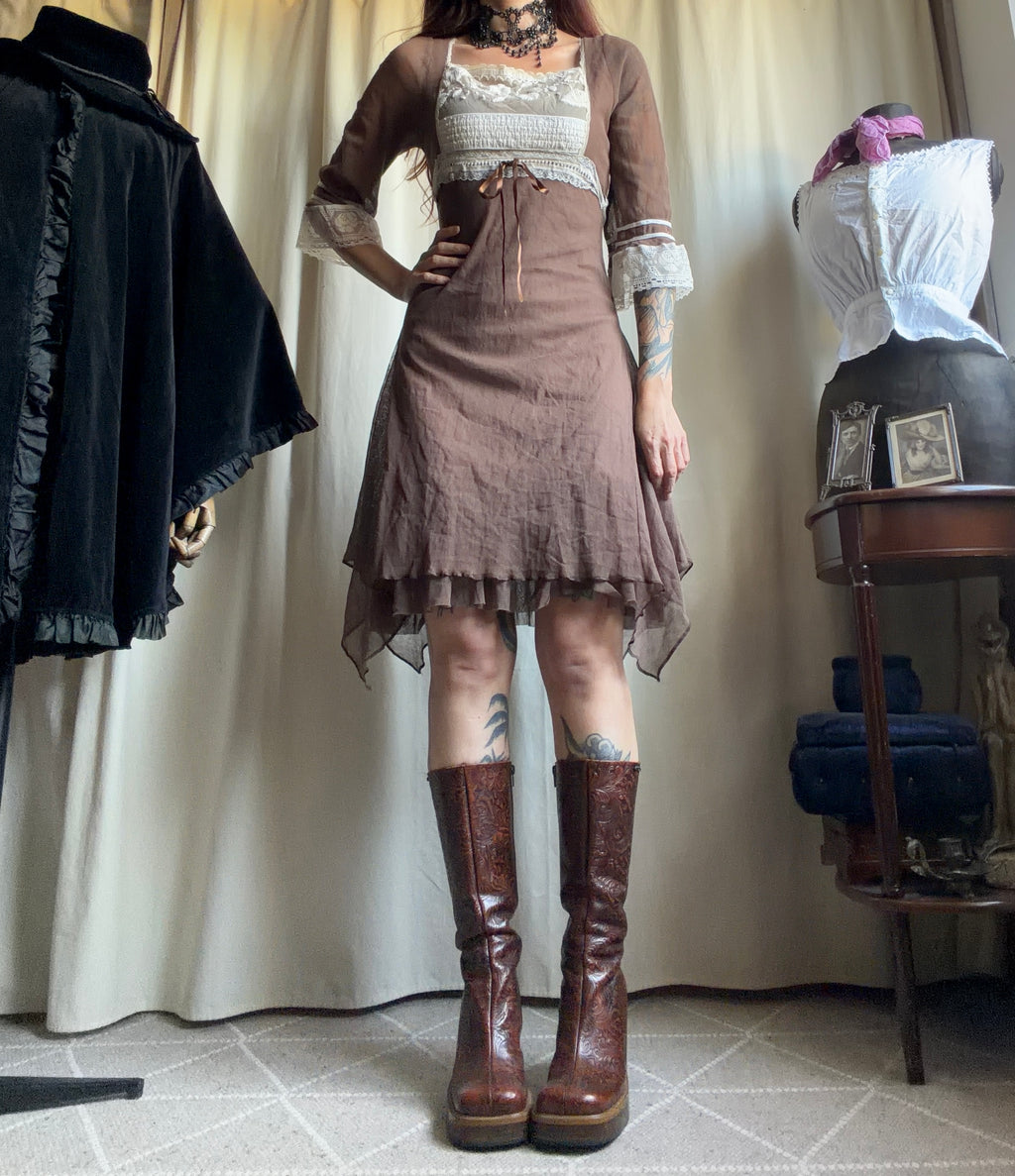 Robe marron asymétrique à dentelle écrue style fairygrunge whimsigoth 00s - taille S/M