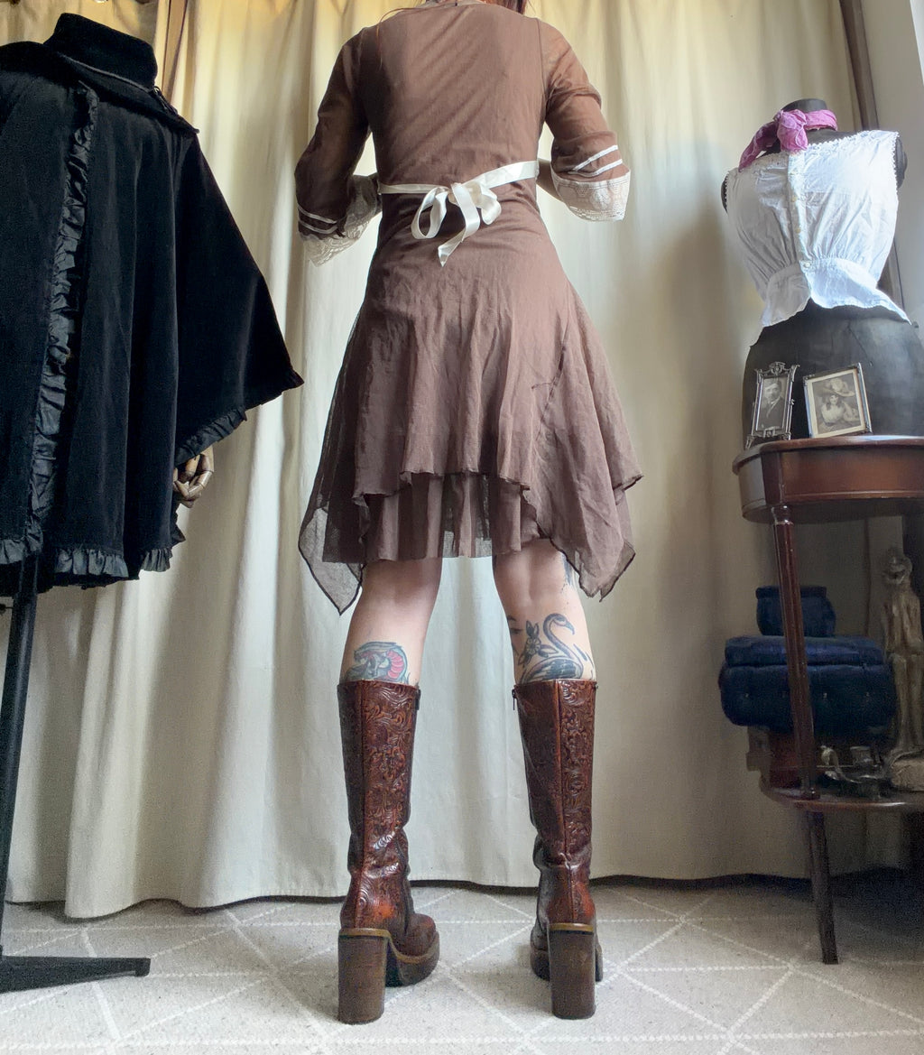 Robe marron asymétrique à dentelle écrue style fairygrunge whimsigoth 00s - taille S/M