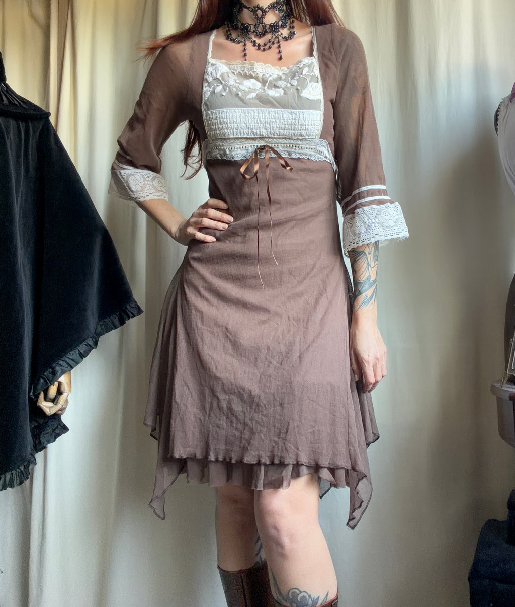 Robe marron asymétrique à dentelle écrue style fairygrunge whimsigoth 00s - taille S/M