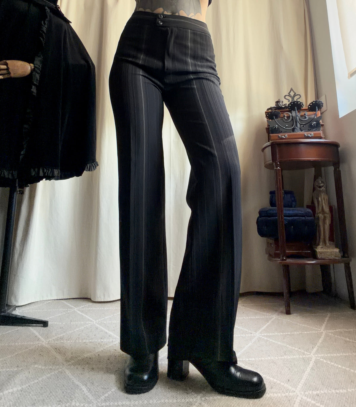 Pantalon noir taille haute à fines rayures jambes évasées - Taille M