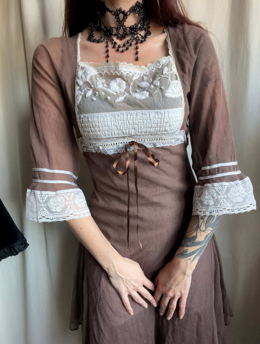 Robe marron asymétrique à dentelle écrue style fairygrunge whimsigoth 00s - taille S/M