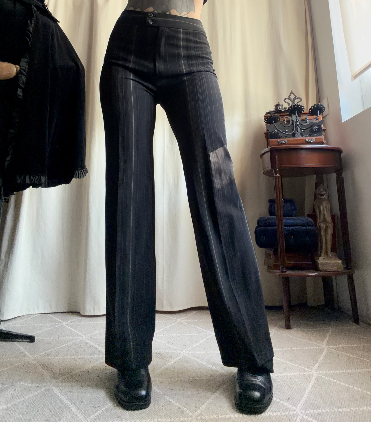 Pantalon noir taille haute à fines rayures jambes évasées - Taille M