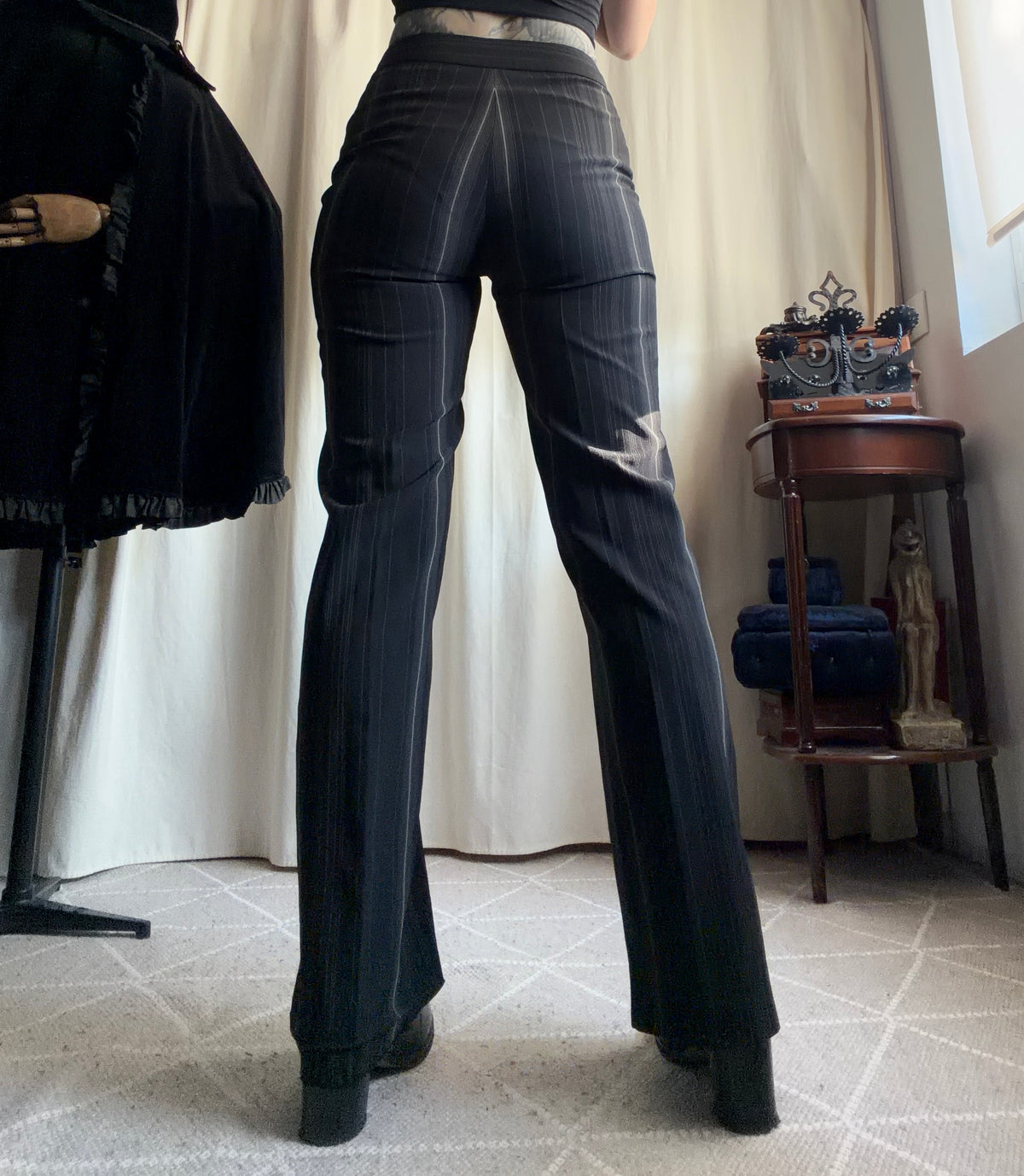 Pantalon noir taille haute à fines rayures jambes évasées - Taille M