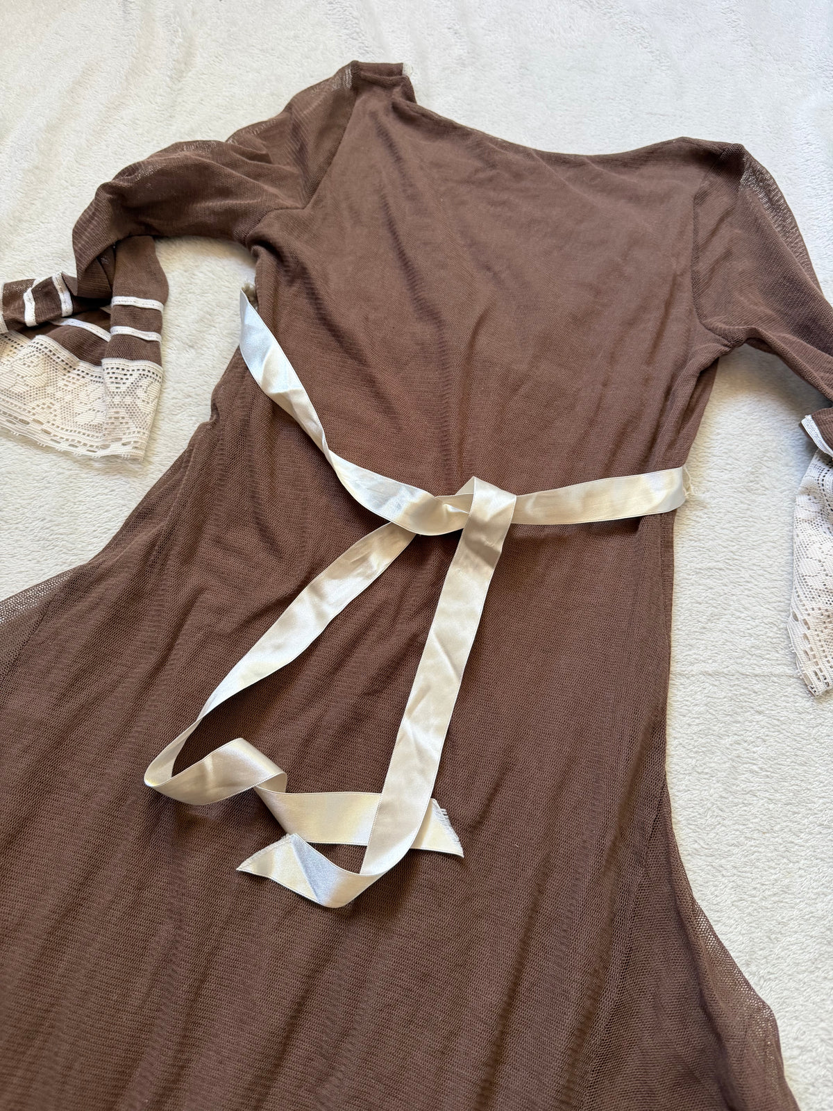 Robe marron asymétrique à dentelle écrue style fairygrunge whimsigoth 00s - taille S/M