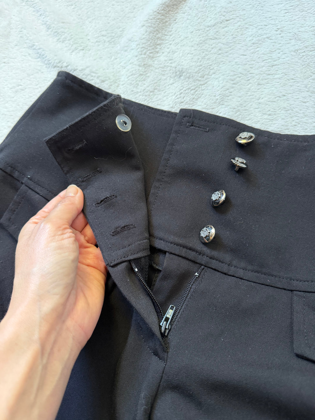 Pantalon noir taille haute à boutons métalliques style corporate goth military - taille S
