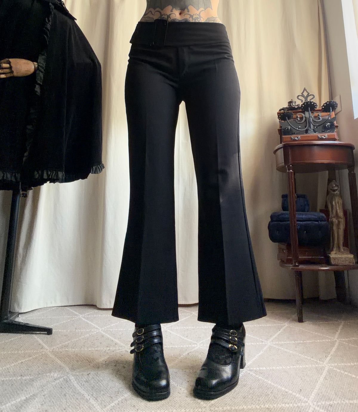 Pantalon noir flare taille basse ceinture large style corporate goth - Taille M