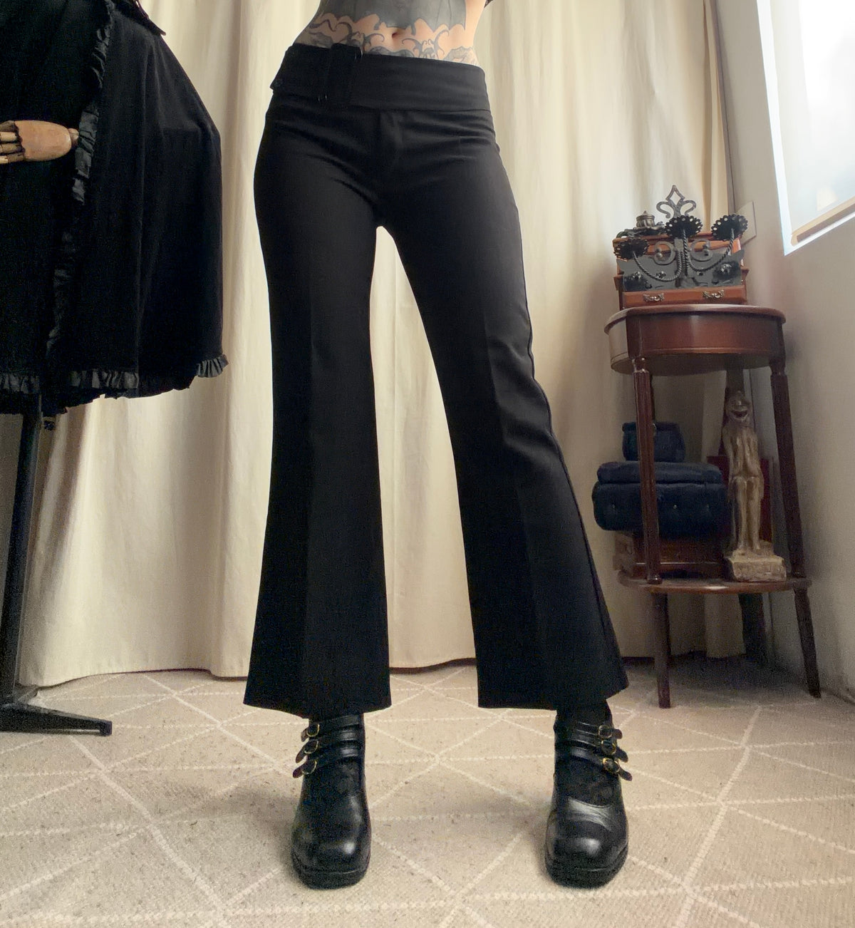 Pantalon noir flare taille basse ceinture large style corporate goth - Taille M