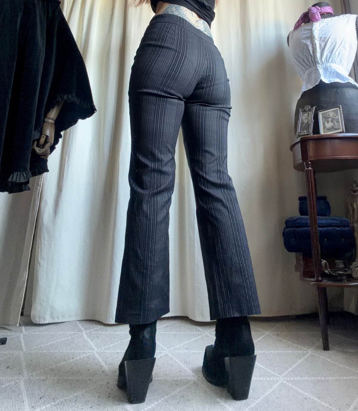 Pantalon noir à fines rayures verticales style office siren corporate - taille S/M