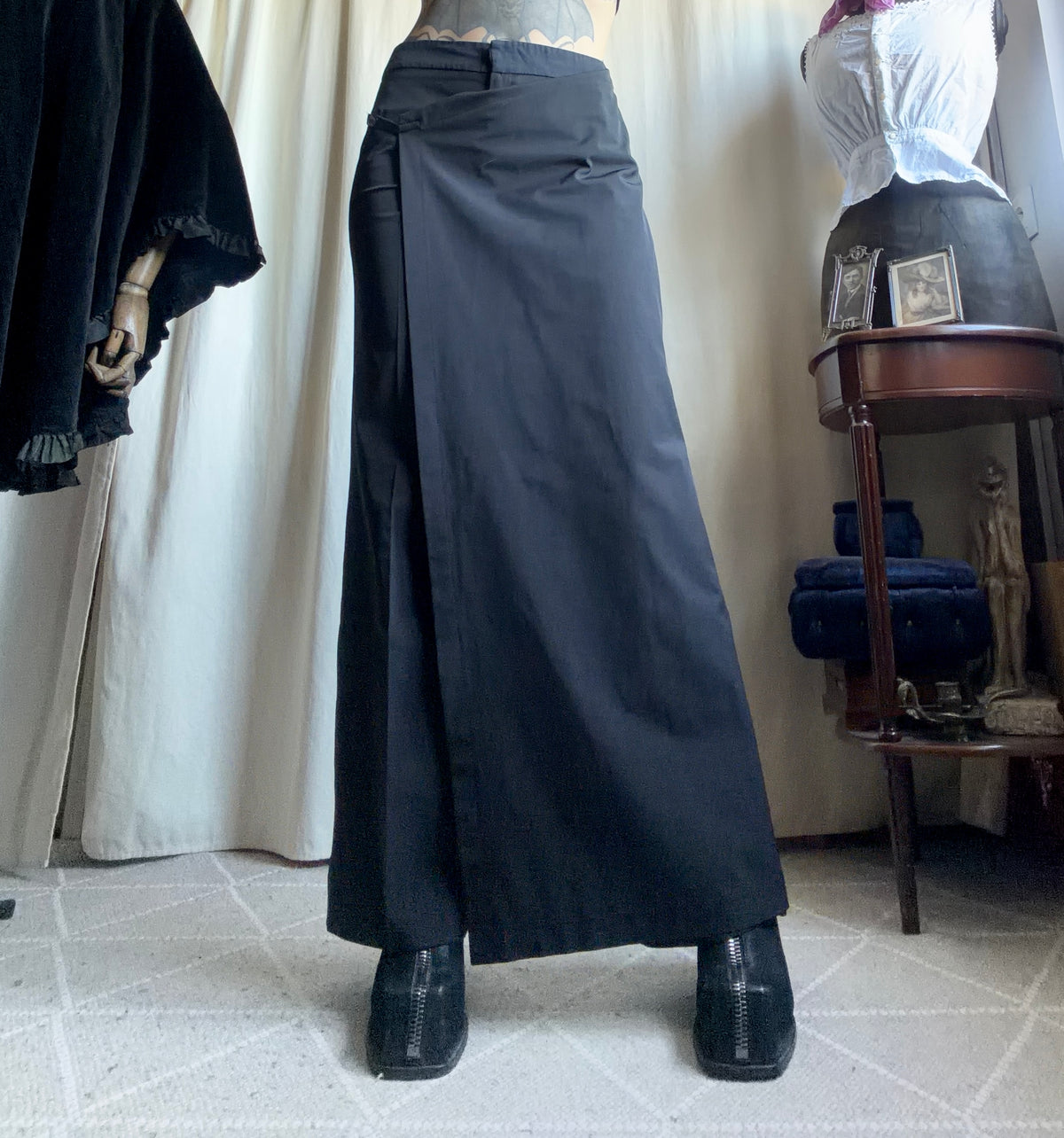 Pantalon noir wide leg avec pan asymétrique style avant garde goth - taille M