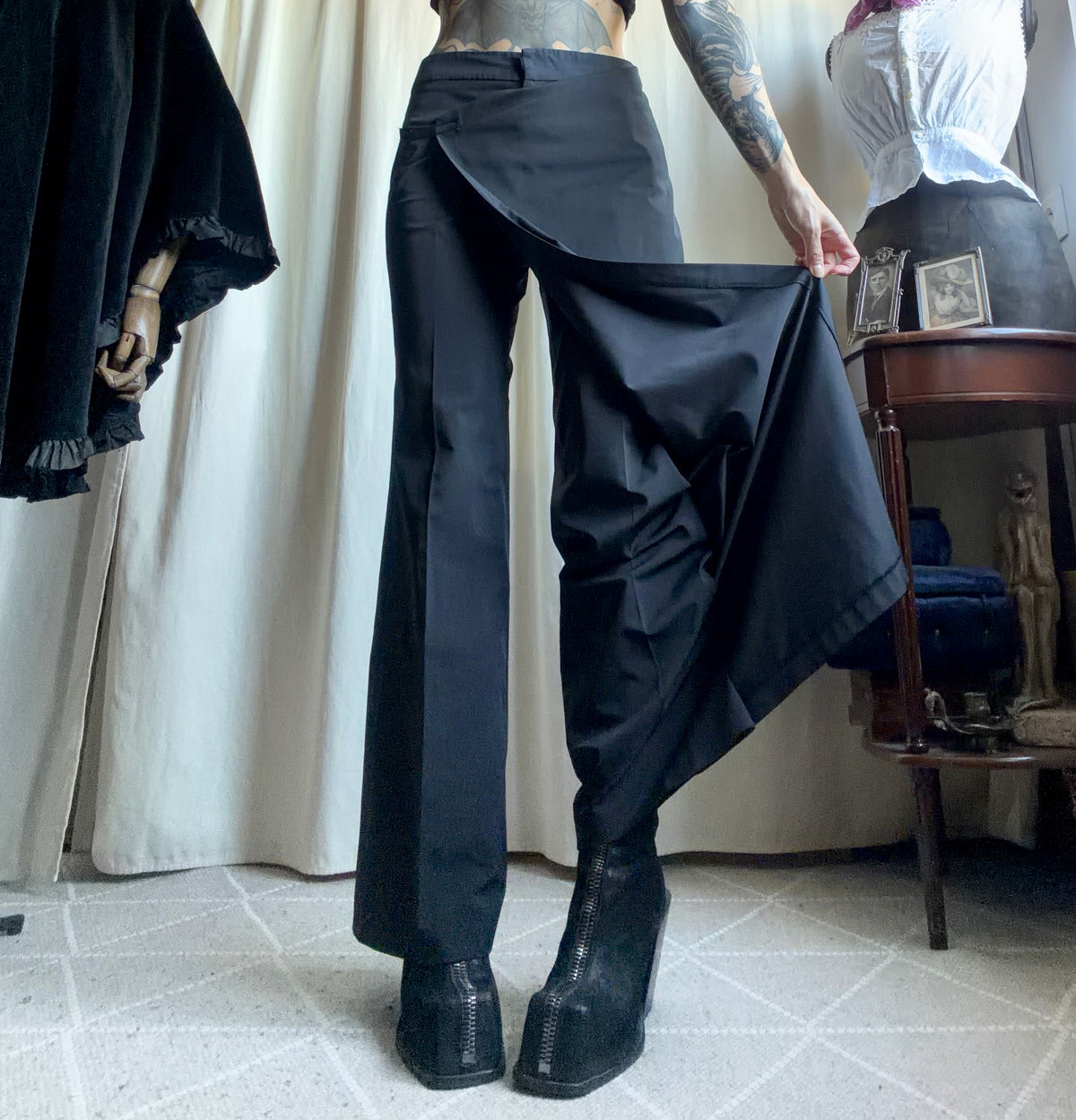 Pantalon noir wide leg avec pan asymétrique style avant garde goth - taille M