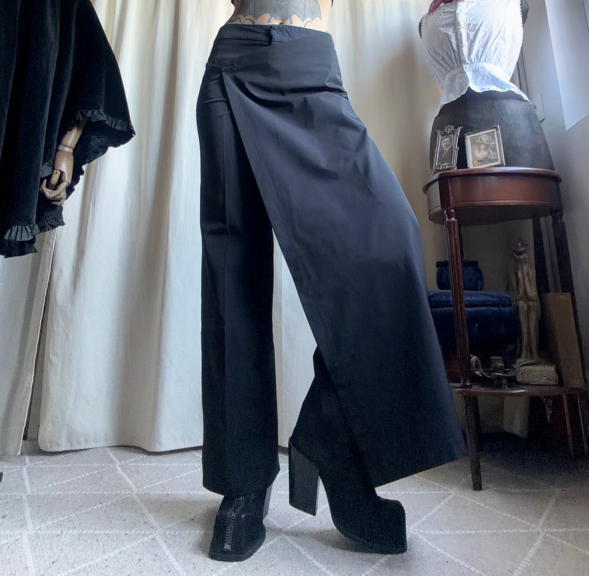 Pantalon noir wide leg avec pan asymétrique style avant garde goth - taille M