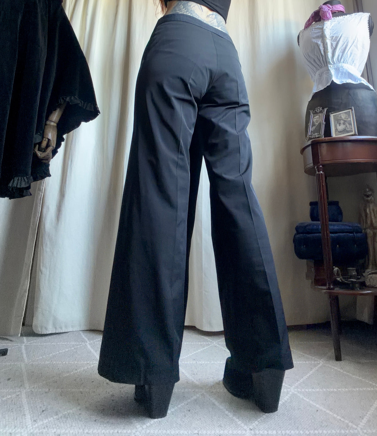 Pantalon noir wide leg avec pan asymétrique style avant garde goth - taille M