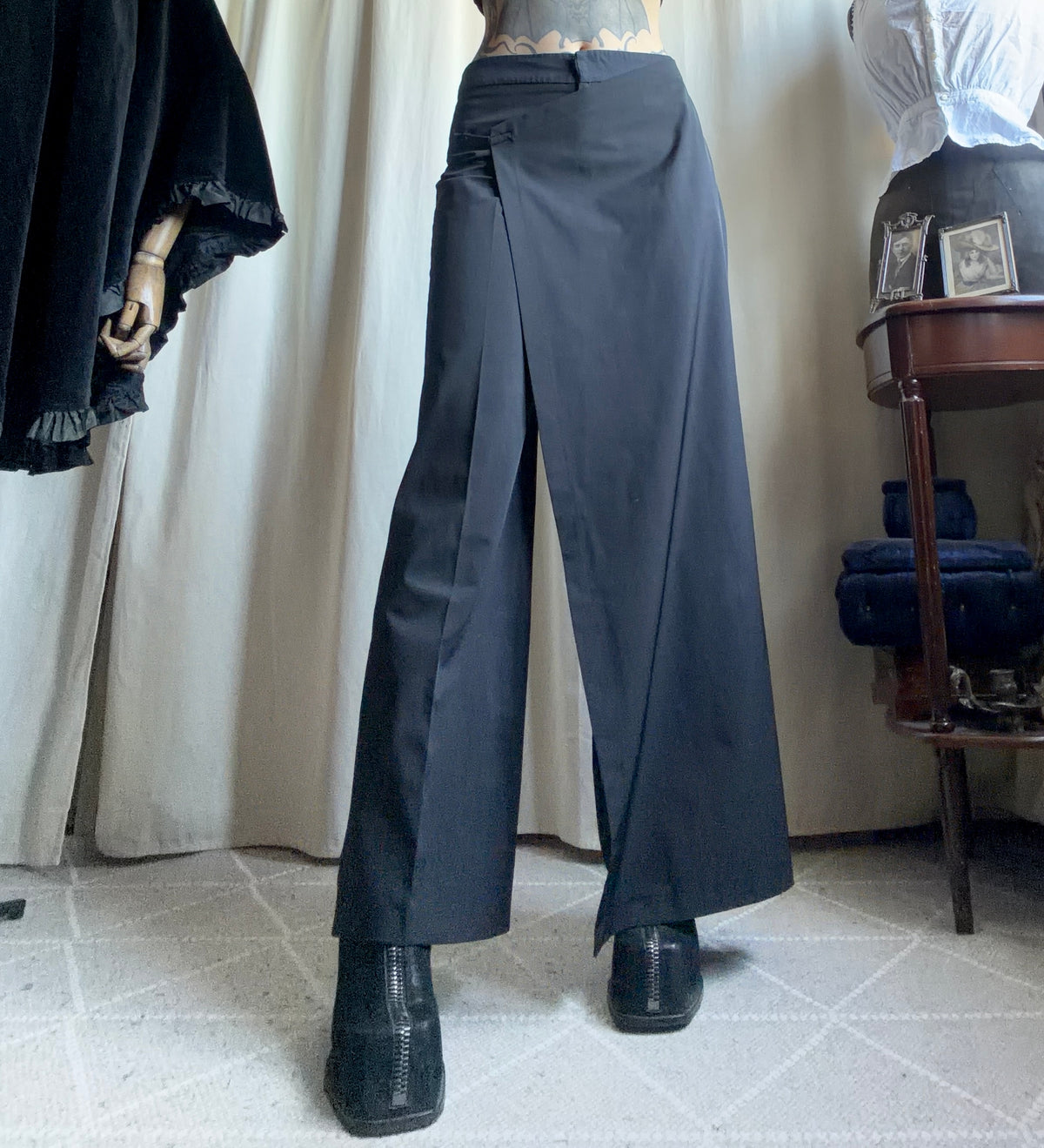 Pantalon noir wide leg avec pan asymétrique style avant garde goth - taille M