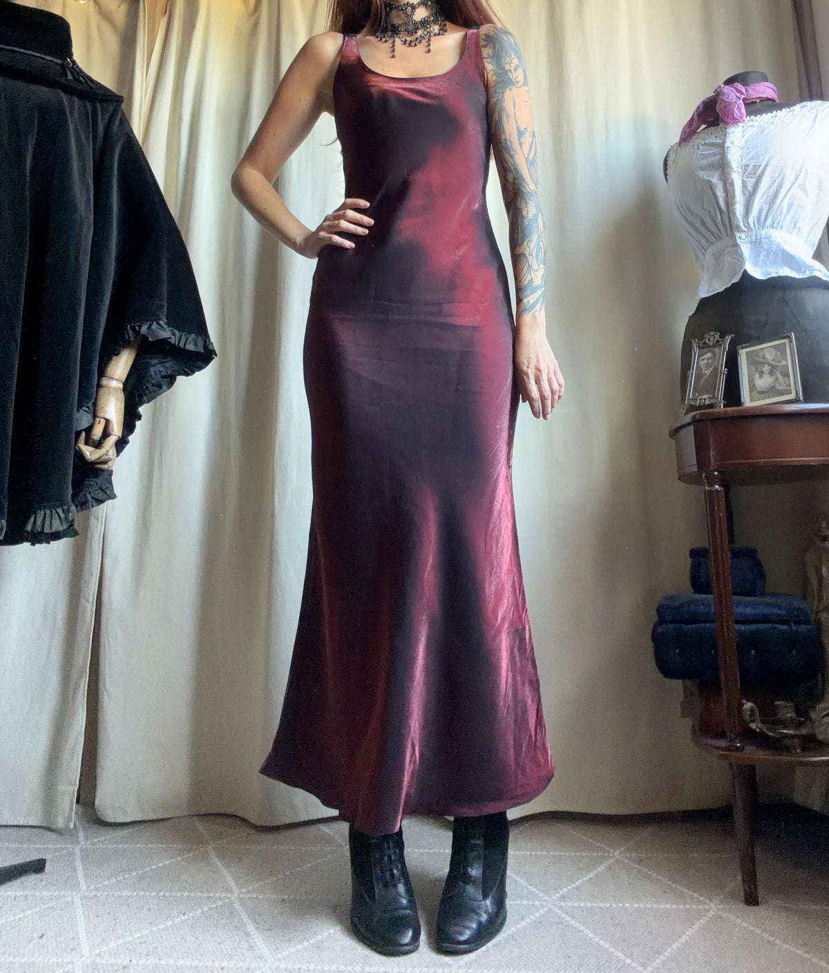 Robe longue bordeaux en satin brillant coupe sirène style vampire goth romantique 90s - taille S
