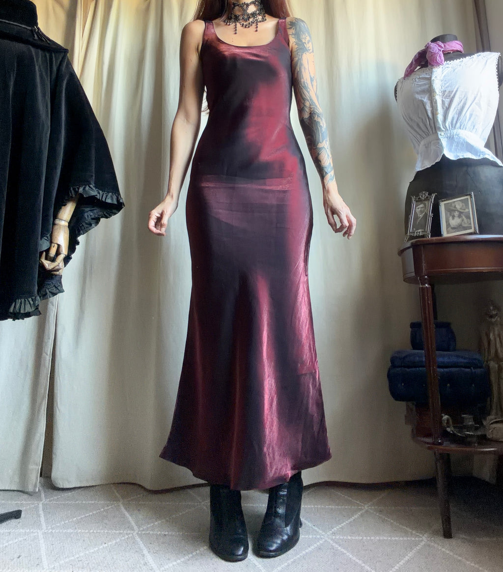 Robe longue bordeaux en satin brillant coupe sirène style vampire goth romantique 90s - taille S