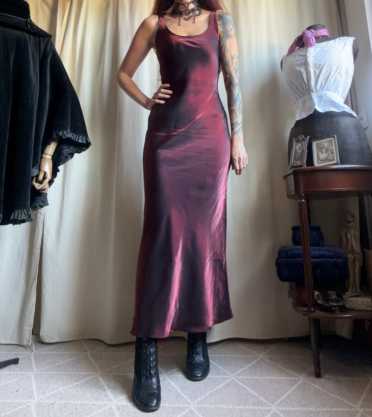 Robe longue bordeaux en satin brillant coupe sirène style vampire goth romantique 90s - taille S