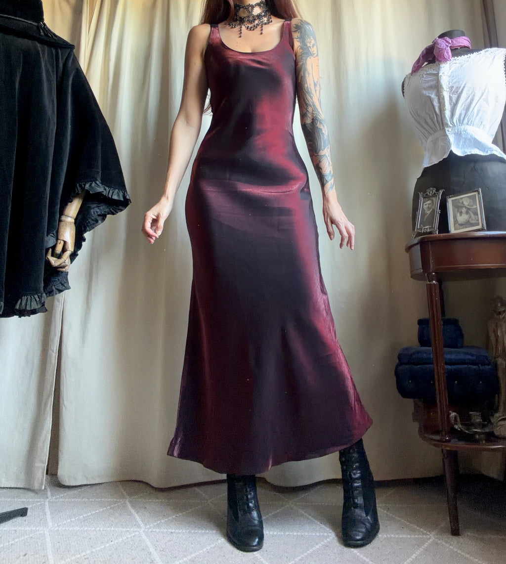 Robe longue bordeaux en satin brillant coupe sirène style vampire goth romantique 90s - taille S