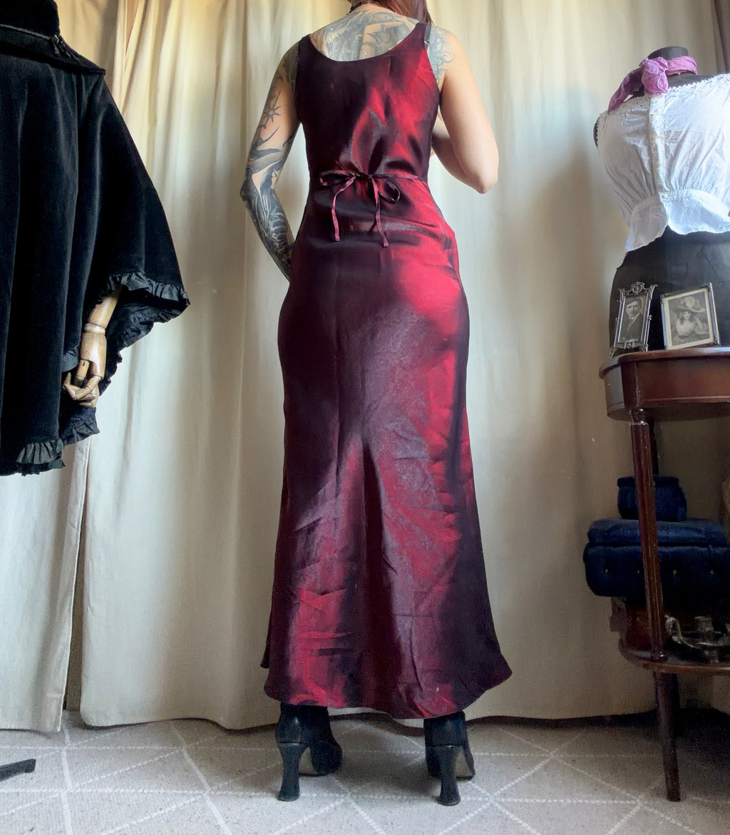 Robe longue bordeaux en satin brillant coupe sirène style vampire goth romantique 90s - taille S