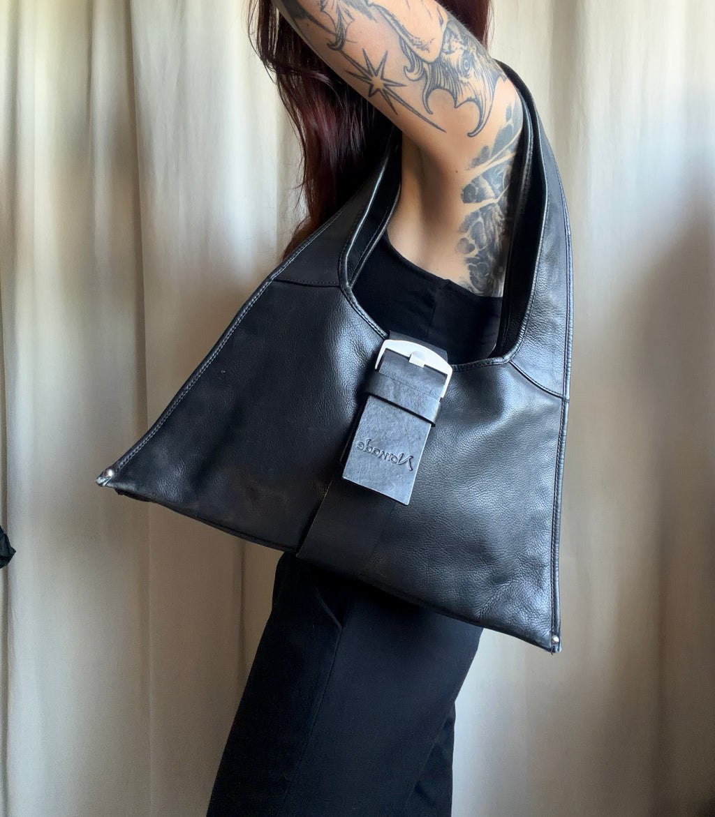 Sac noir en cuir véritable forme trapèze boucle argentée Y2K avant-garde 00s
