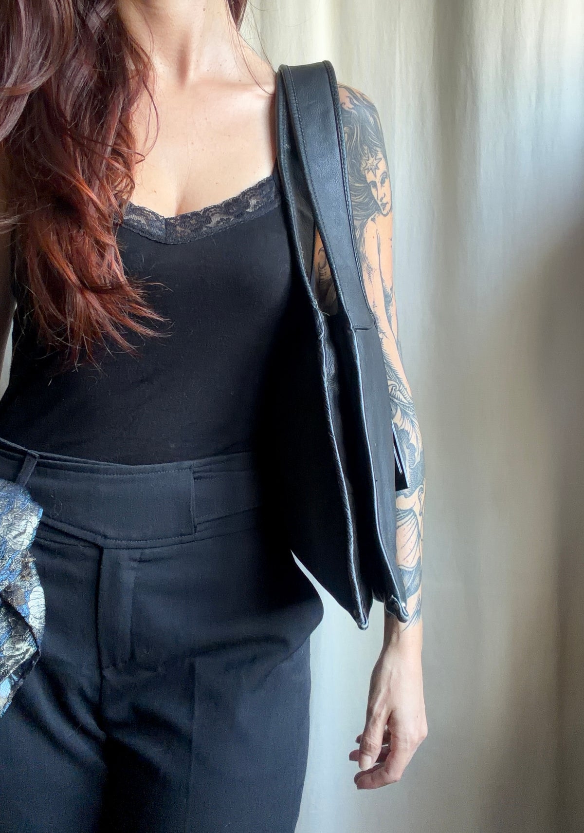 Sac noir en cuir véritable forme trapèze boucle argentée Y2K avant-garde 00s