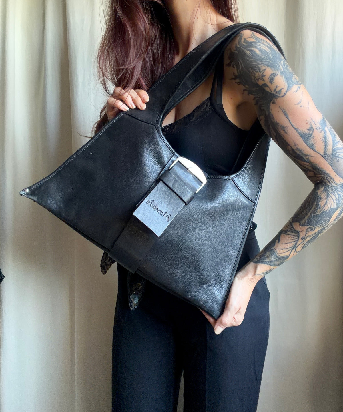 Sac noir en cuir véritable forme trapèze boucle argentée Y2K avant-garde 00s