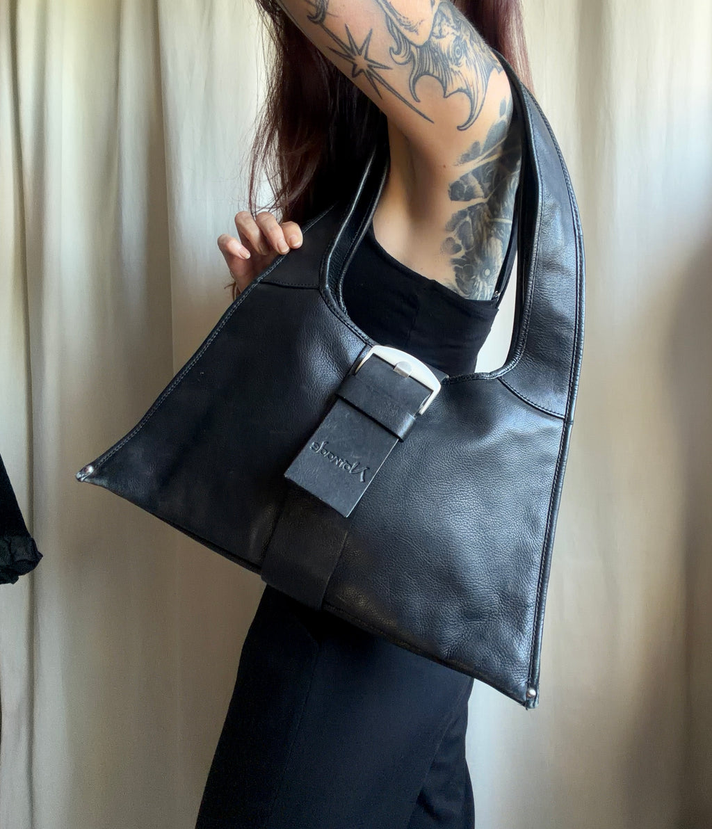 Sac noir en cuir véritable forme trapèze boucle argentée Y2K avant-garde 00s