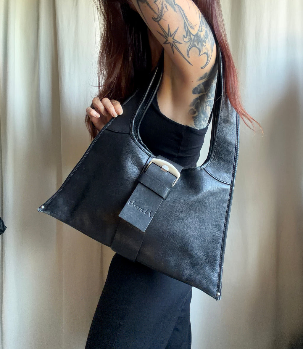 Sac noir en cuir véritable forme trapèze boucle argentée Y2K avant-garde 00s