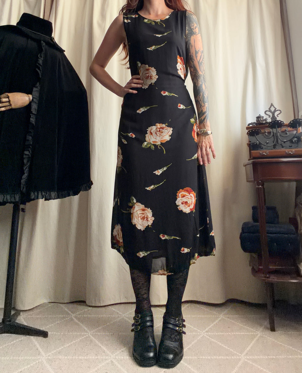 Robe longue noire à grandes roses coupe fluide style romantic goth 90s - Taille M/L
