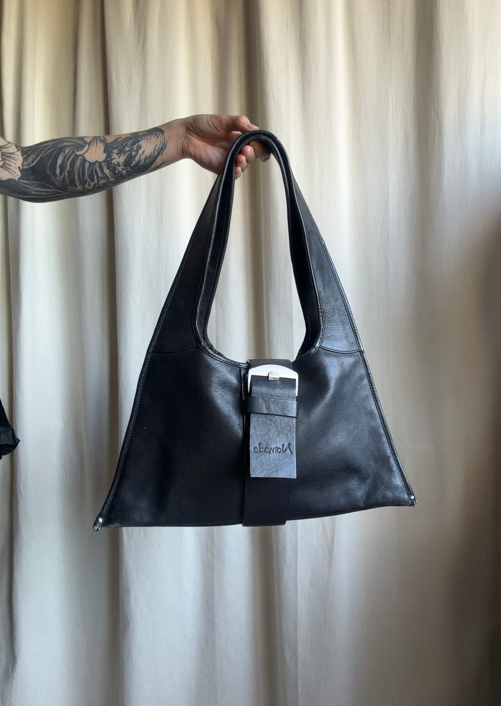 Sac noir en cuir véritable forme trapèze boucle argentée Y2K avant-garde 00s