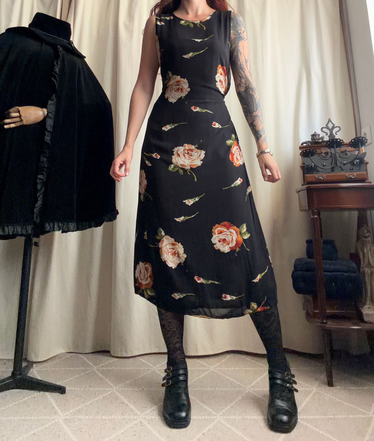 Long black dress with large roses, fluid cut, 90s romantic goth style - Size M/L