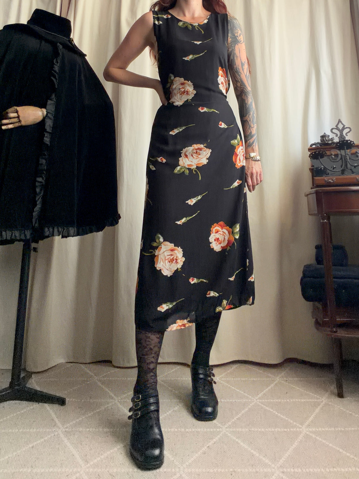 Long black dress with large roses, fluid cut, 90s romantic goth style - Size M/L