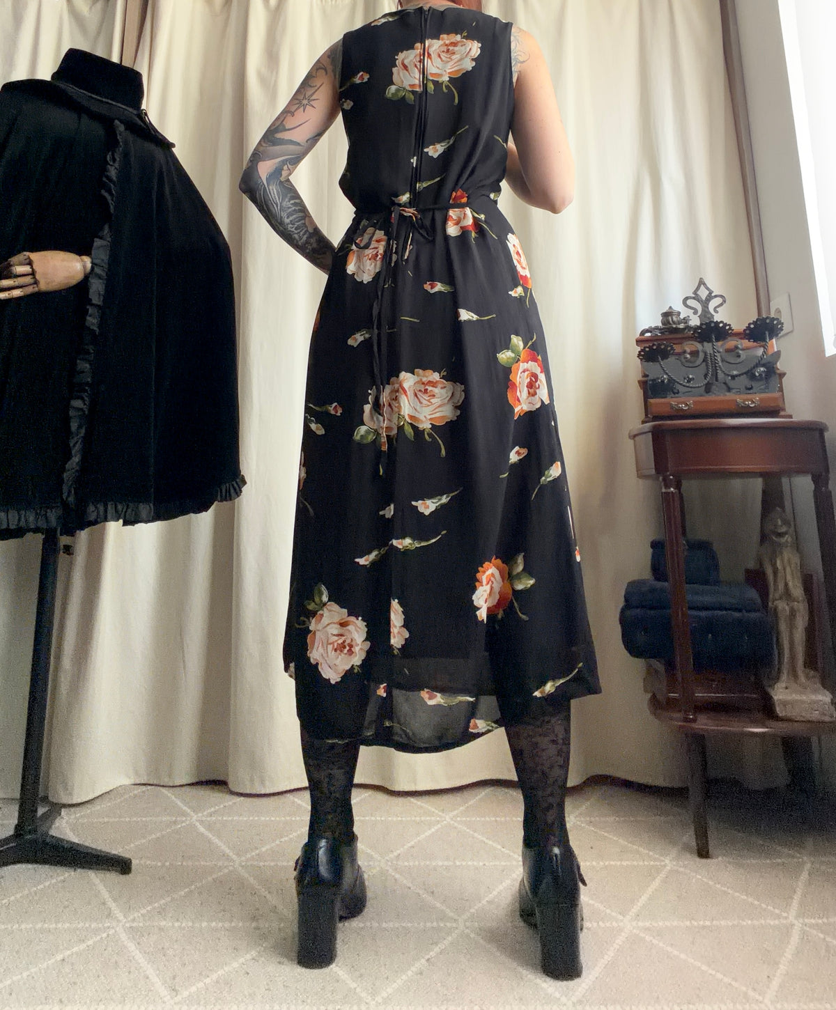 Long black dress with large roses, fluid cut, 90s romantic goth style - Size M/L