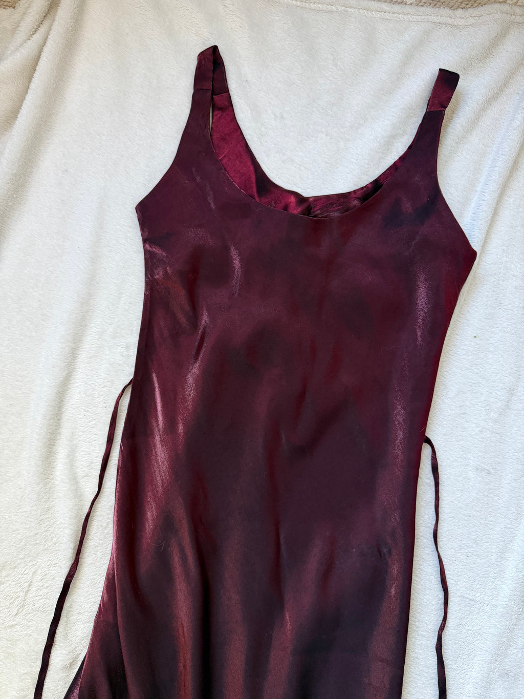 Robe longue bordeaux en satin brillant coupe sirène style vampire goth romantique 90s - taille S