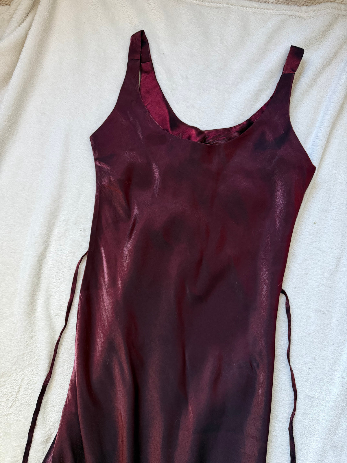 Robe longue bordeaux en satin brillant coupe sirène style vampire goth romantique 90s - taille S
