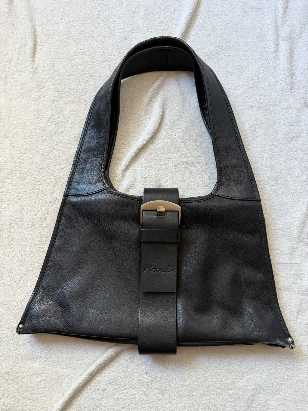 Sac noir en cuir véritable forme trapèze boucle argentée Y2K avant-garde 00s