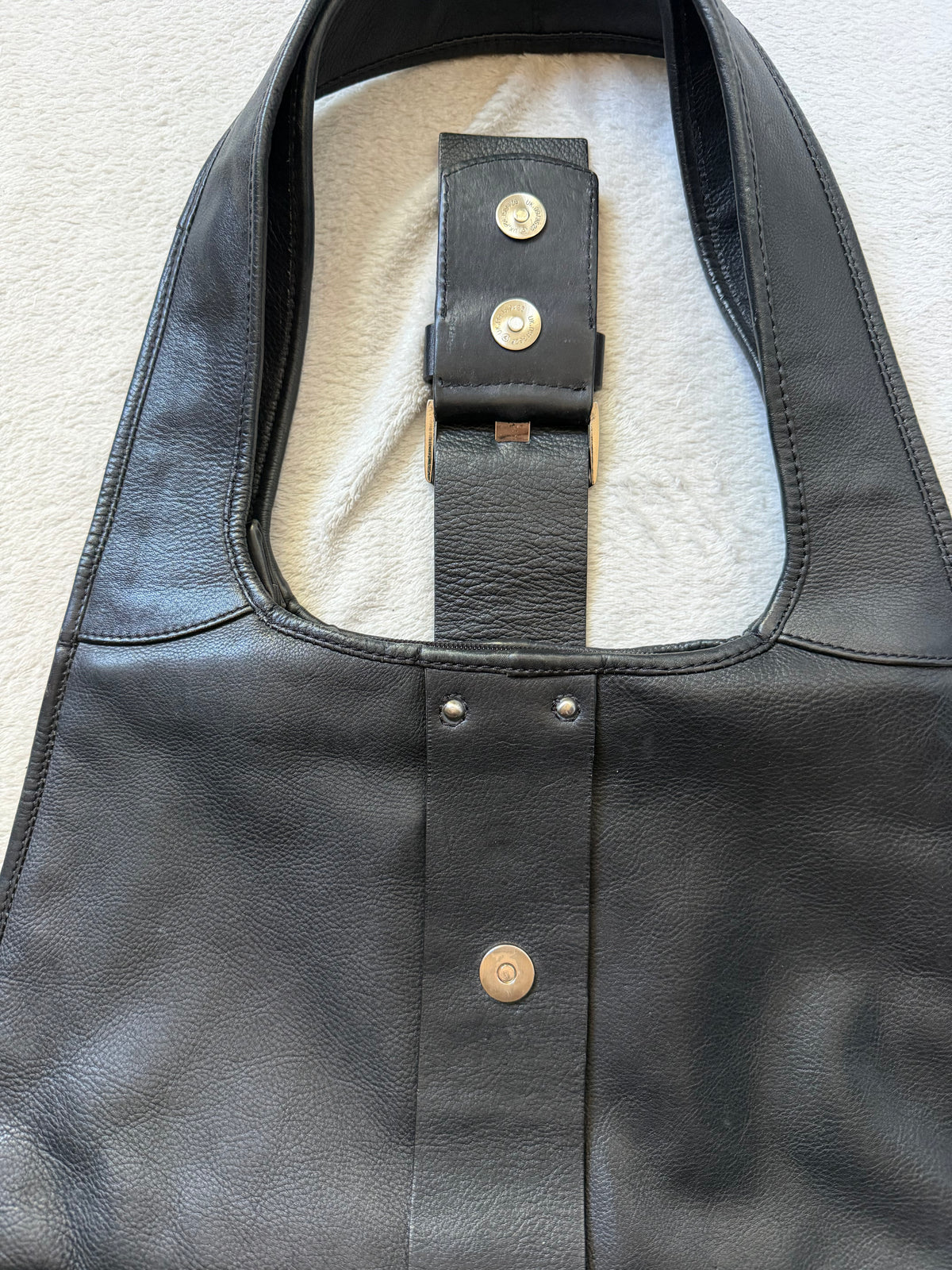 Sac noir en cuir véritable forme trapèze boucle argentée Y2K avant-garde 00s
