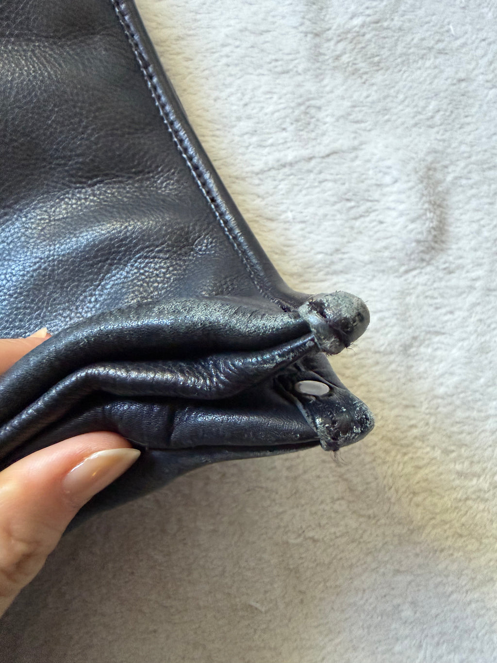 Sac noir en cuir véritable forme trapèze boucle argentée Y2K avant-garde 00s