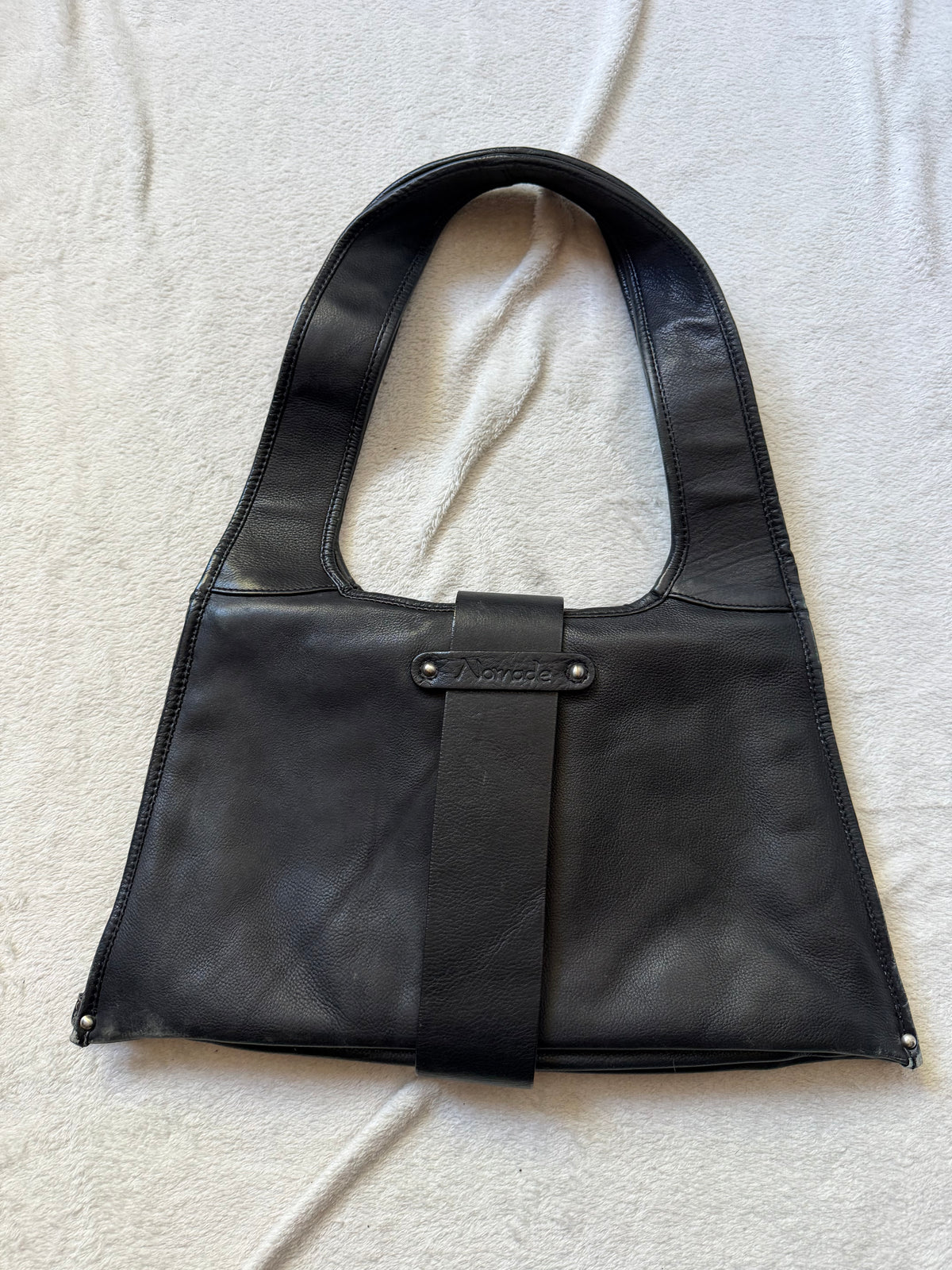 Sac noir en cuir véritable forme trapèze boucle argentée Y2K avant-garde 00s