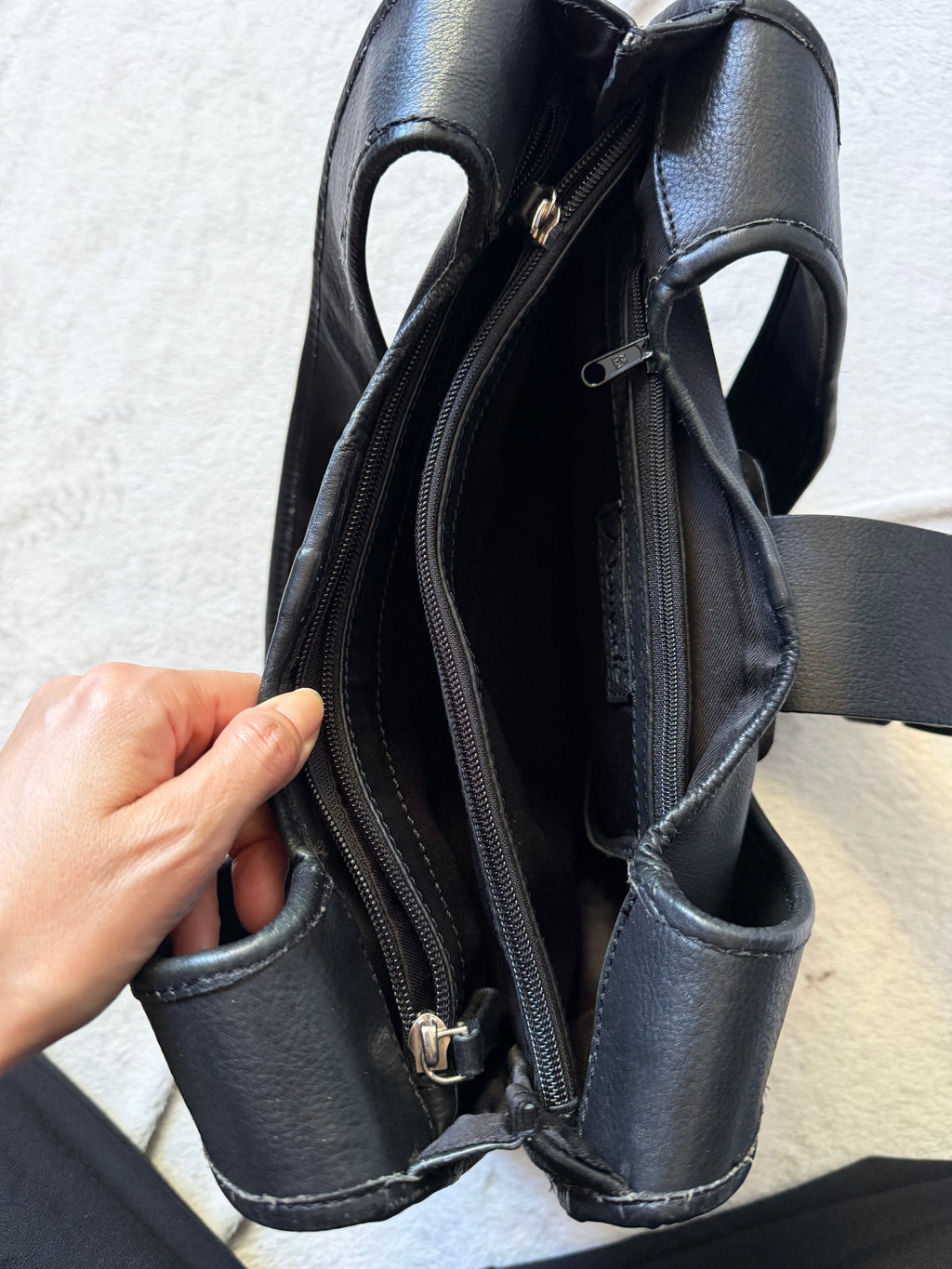 Sac noir en cuir véritable forme trapèze boucle argentée Y2K avant-garde 00s