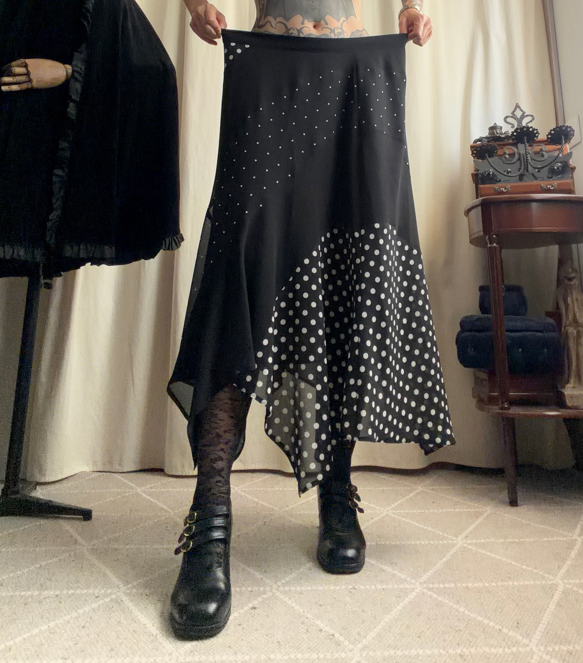 Jupe longue noire asymétrique à pois blancs - Taille 48 / XXL