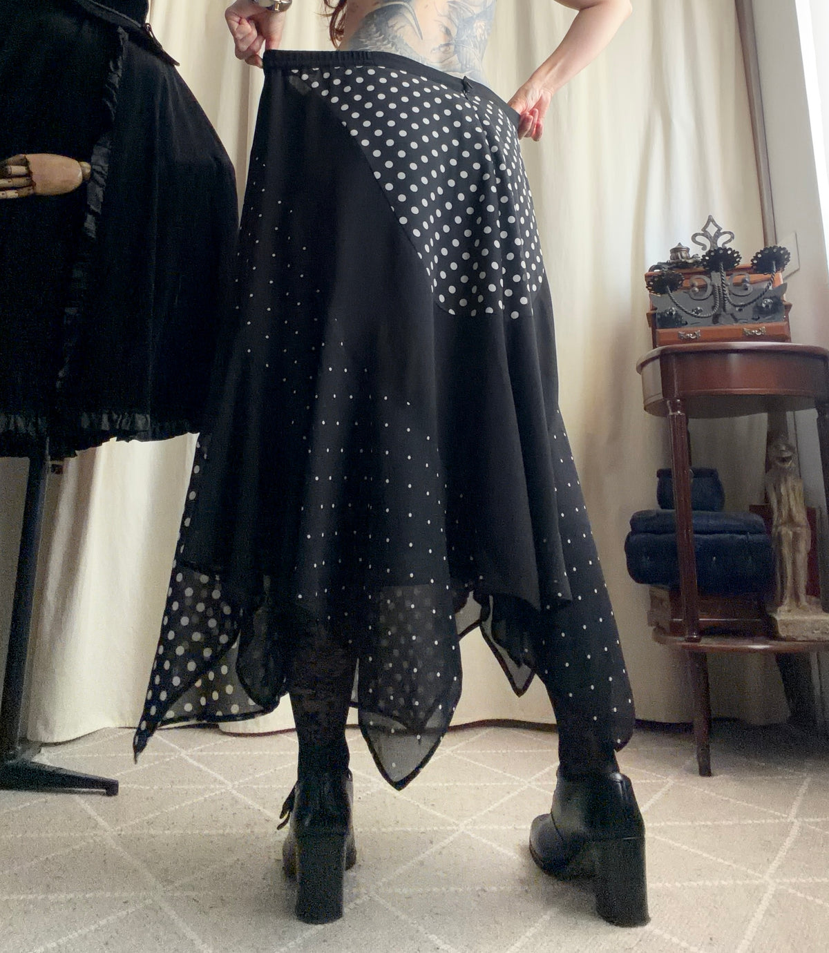 Jupe longue noire asymétrique à pois blancs - Taille 48 / XXL