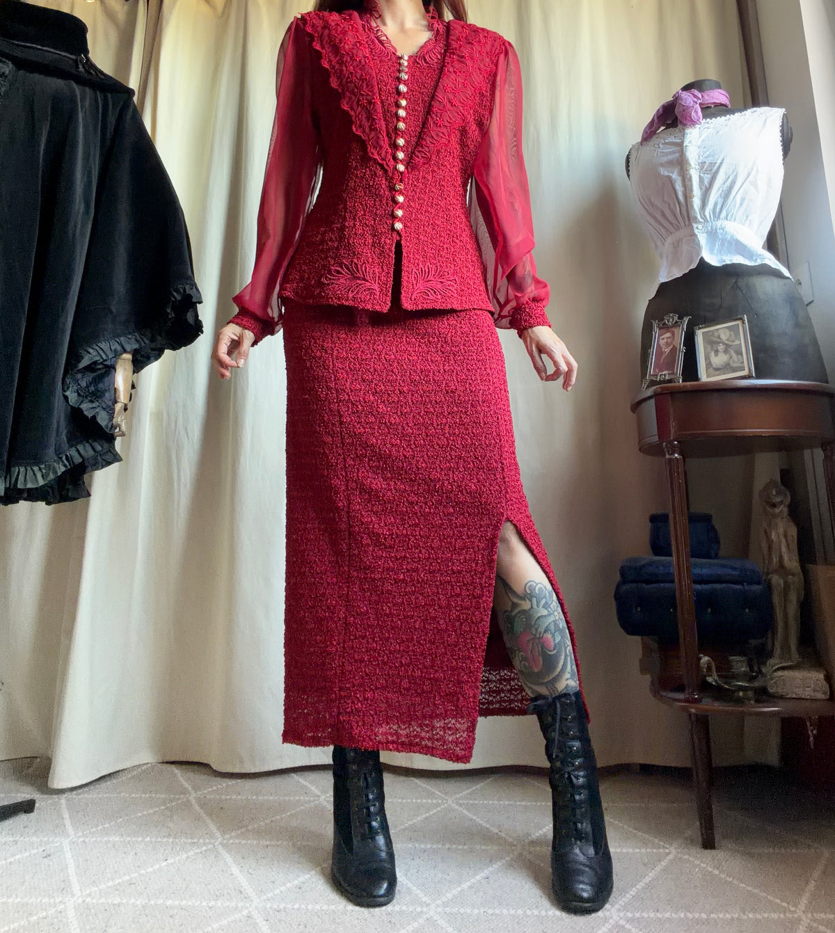 Ensemble rouge veste brodée et jupe longue style vampire goth Made in France - taille M