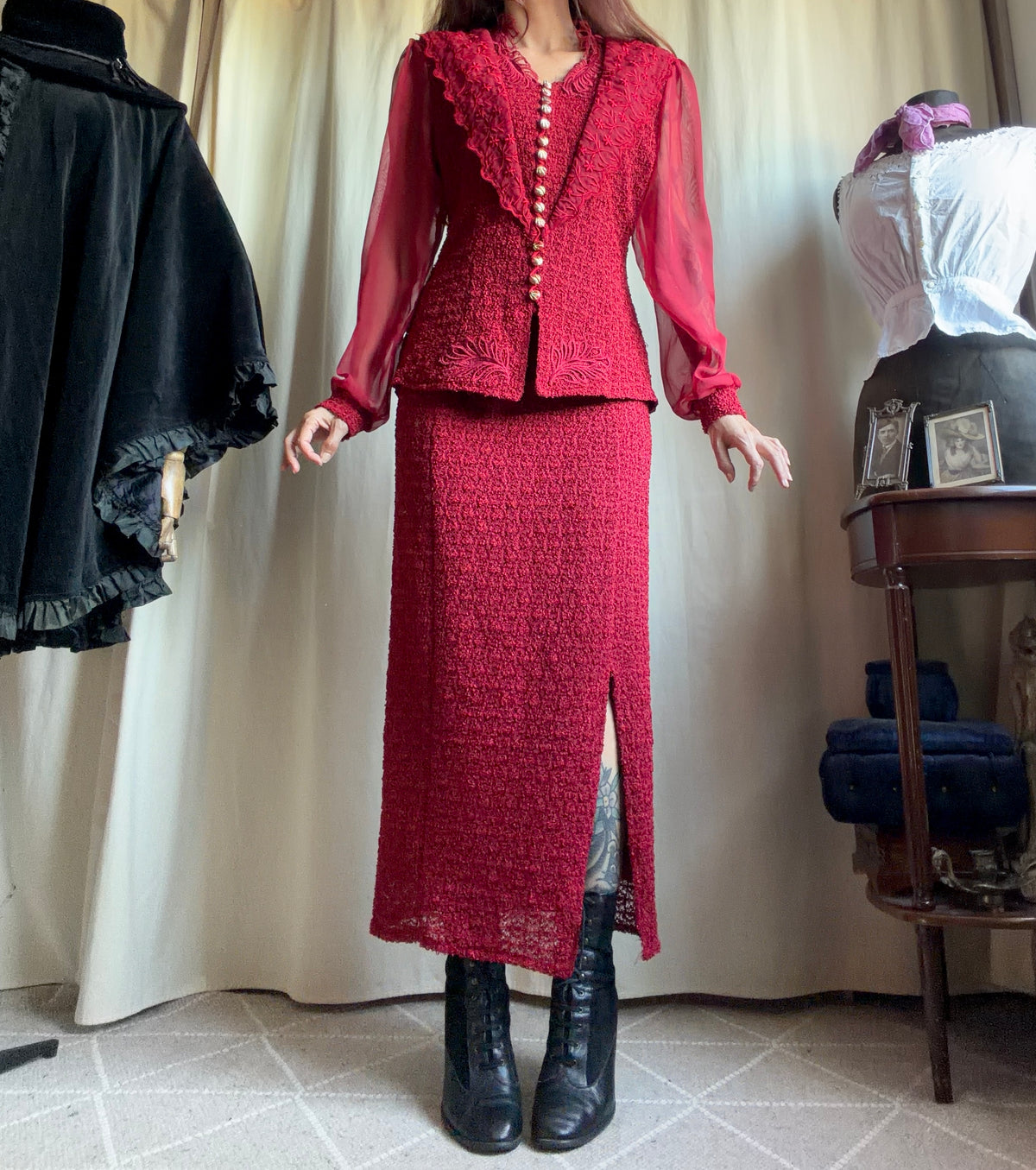Ensemble rouge veste brodée et jupe longue style vampire goth Made in France - taille M